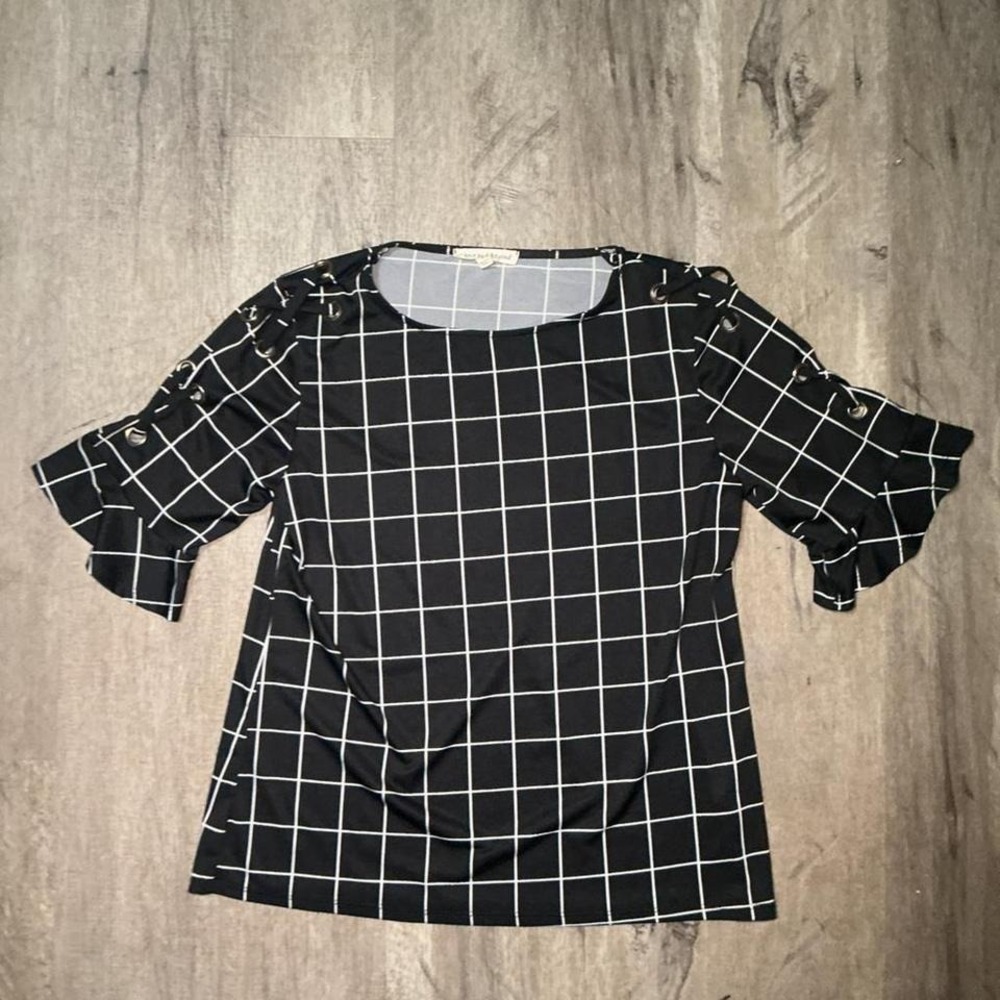 Black and white grid print top with adjustable straps. Size: S